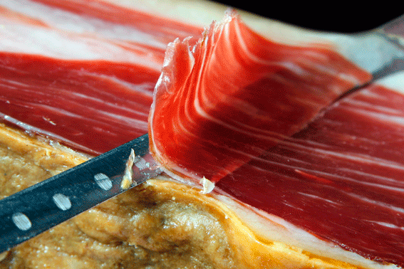 cortador de jamon en uno de los mejores sitios para comer en gijon