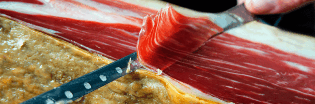cortador de jamon en uno de los mejores sitios para comer en gijon
