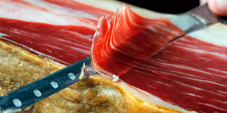 cortador de jamon en uno de los mejores sitios para comer en gijon